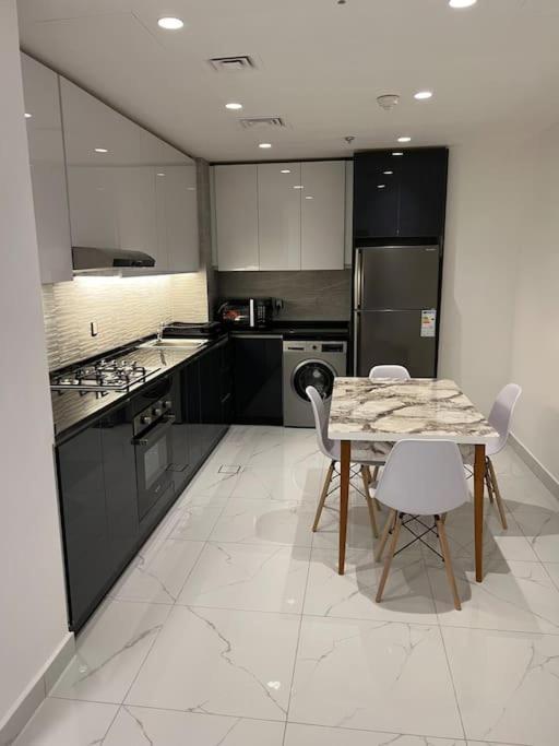 Modern In The Heart Of شقة